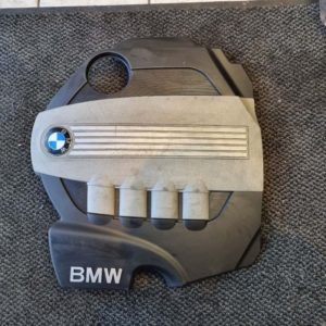 BMW 1 (E87 (N47D20B), E81, E82, E88), BMW 3 (E90, E91, E92, E93), BMW X1 (E84) felső motorburkolat