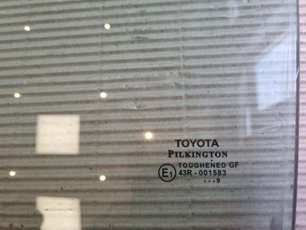 Toyota Avensis T27 bal hátsó ajtóüveg