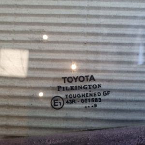 Toyota Avensis T27 bal hátsó fix üveg ajtóban