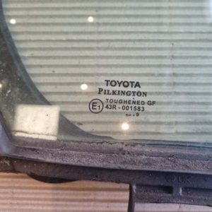 Toyota Avensis T27 jobb hátsó fix üveg ajtóban